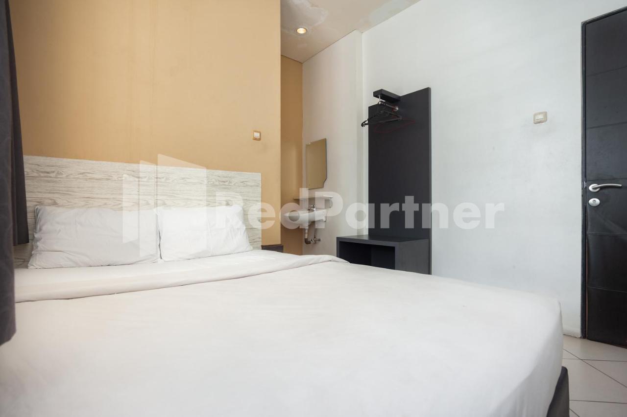 Hotel One 2 Near Slipi Jaya Mall Mitra Reddoorz
