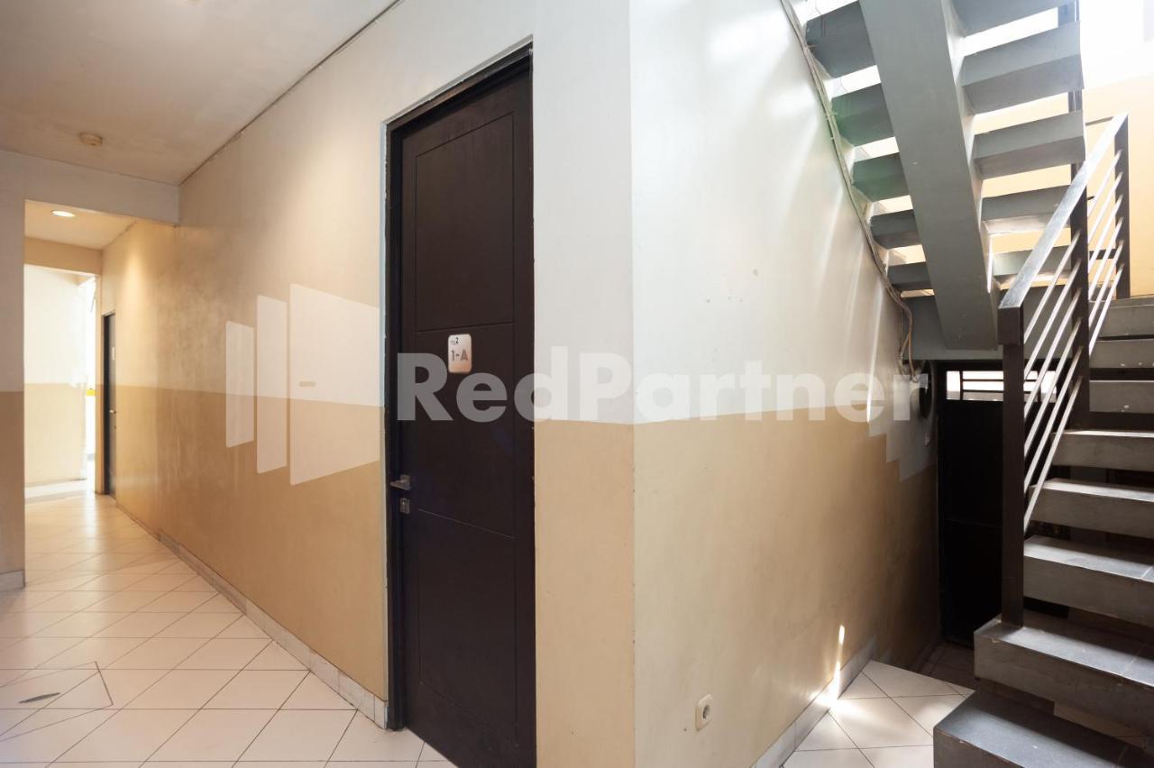 One 2 Near Slipi Jaya Mall Mitra Reddoorz 2*